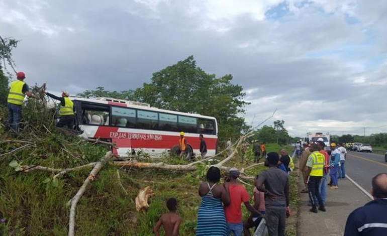 hondunewshnn's tweet photo. La caída de un autobús y otros dos vehículos a un precipicio empujados por un deslave a causa de las lluvias ha dejado al menos nueve muertos en el oeste de Costa Rica, informó este domingo la Cruz Roja.  #9MUERTOS #CostaRica #DESLAVES #hondunewshnncom

https://t.co/qKMFHCZBz3 https://t.co/DIg4u364eb