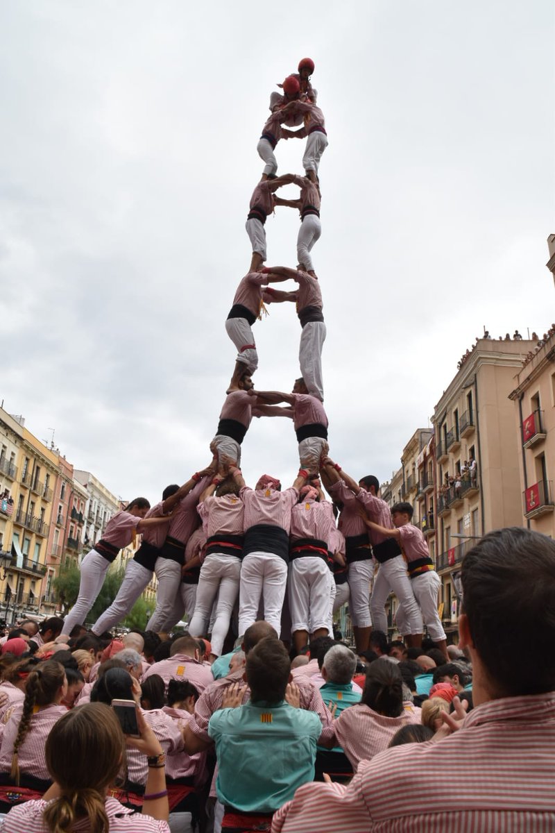 xiquetstgn's tweet photo. Tarragona SEMPRE ratllada! 🚀🚀🚀

Avui a la diada del Primer diumenge de festes hem descarregat el 5d8, el 3d9f i el 2d8f! 

Gran diada colla! Visca Santa Tecla! Seguim! Avui és l'inici de TOT el que vindrà de NOU! 

#castellers #castelleres https://t.co/cHVDVwYNLK