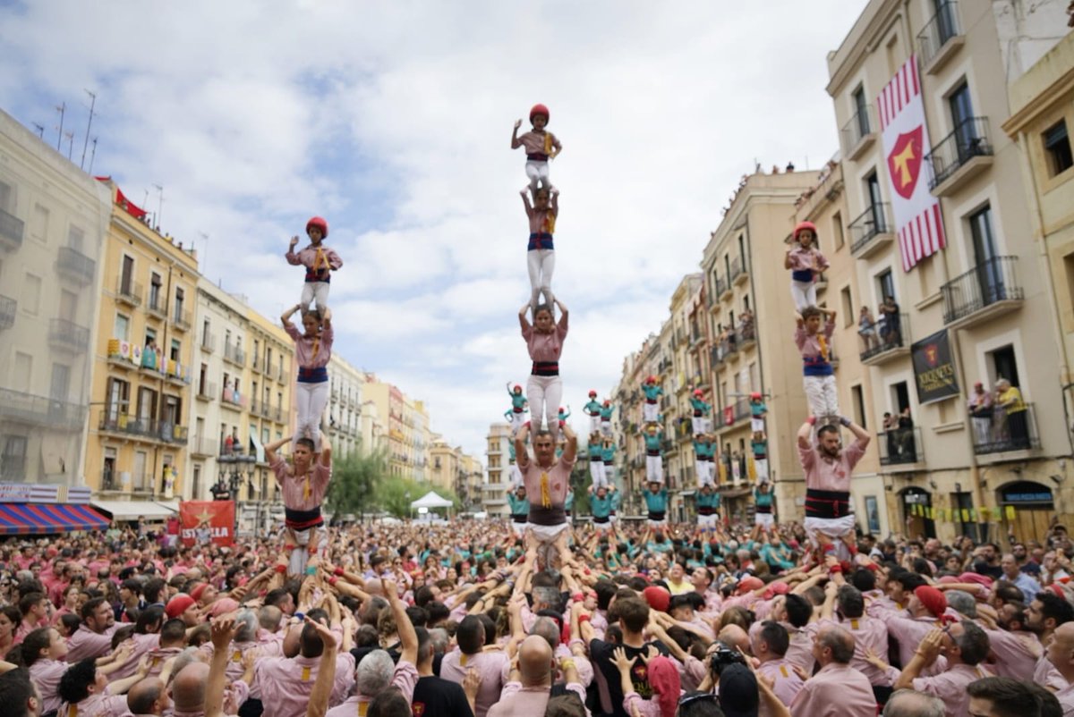xiquetstgn's tweet photo. Tarragona SEMPRE ratllada! 🚀🚀🚀

Avui a la diada del Primer diumenge de festes hem descarregat el 5d8, el 3d9f i el 2d8f! 

Gran diada colla! Visca Santa Tecla! Seguim! Avui és l'inici de TOT el que vindrà de NOU! 

#castellers #castelleres https://t.co/cHVDVwYNLK