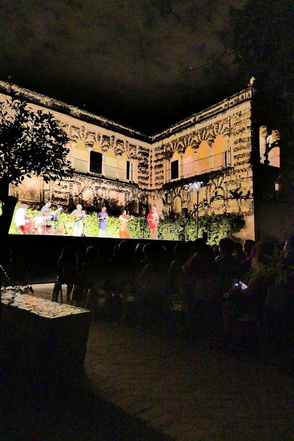 ¡Qué gran fin de ciclo! La Banda Morisca fue la encargada de poner el broche a la XXIII Noches en los Jardines del Real Alcázar de Sevilla. Un concierto con energía, alegría y sobre todo un derroche de creatividad y amor por la música. ¡Gracias a todos! (Foto © Actidea)