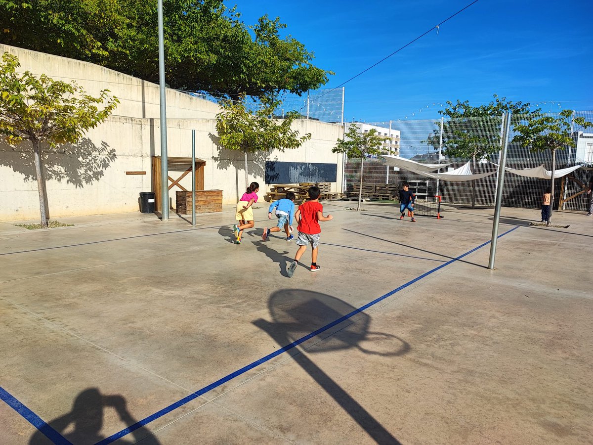 ⚽️ Un any més, el Futbol Sala #SantCugat ha participat activament en la Festa Major de <a href="/Volpelleres/">Associació de Veïns del Barri de #Volpelleres</a> . Gràcies per convidat-nos! <a href="/jordpalau/">Jordi</a> <a href="/alberttejero/">Albert Tejero</a> <a href="/manelm1972/">Manel Muñoz</a> <a href="/martacolome6/">Marta Colomé 🎗</a> <a href="/SamyaaBouras/">Samyaa 🎗</a> <a href="/LosaAitor/">Titor</a> <a href="/AnnaPaA19/">Anna Pa</a> <a href="/ValcarceAlberto/">Aʟʙᴇʀᴛᴏ Vᴀʟᴄᴀʀᴄᴇ 💧</a> <a href="/ajsantcugat/">Aj. Sant Cugat</a> <a href="/mireiaingla/">Mireia Ingla Mas</a> <a href="/FrancescCarol/">Francesc Carol</a>