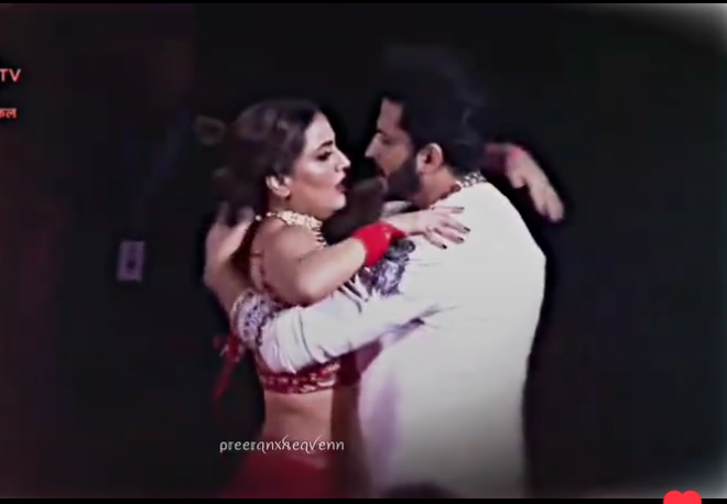 Preetaluthra1's tweet photo. This what is called being lost in the beloved , they won each other hearts and ours ,my God keep evil eyes away from them ❤❤❤❤❤😍😍😌😌😏😏💘💘💘🙏🙏

#ShraddhaArya #Dheerajdhooper #Preeran #Dheeshra #kundalibhagya https://t.co/AVrVhb0BOO