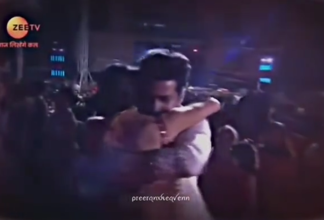 Preetaluthra1's tweet photo. This what is called being lost in the beloved , they won each other hearts and ours ,my God keep evil eyes away from them ❤❤❤❤❤😍😍😌😌😏😏💘💘💘🙏🙏

#ShraddhaArya #Dheerajdhooper #Preeran #Dheeshra #kundalibhagya https://t.co/AVrVhb0BOO