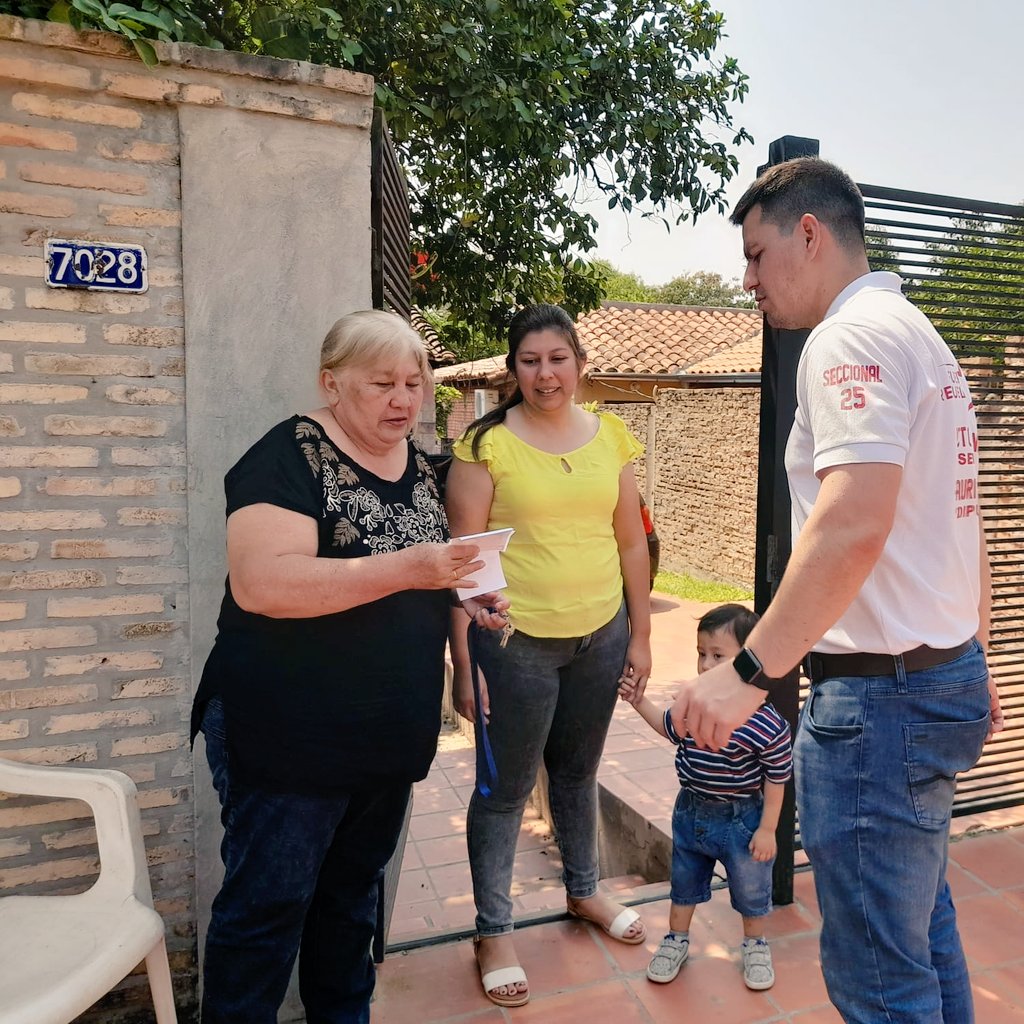 manularapy's tweet photo. Hoy visitamos a nuestros vecinos del barrio Santa Teresita de Zeballos Cue 🙌🏼🚩

#ATodaMáquina 
#LaNuevaGeneración
#ManuLaraPresidente💪🏼🚩
#MauriEspínolaDiputado 
#VíctorMirandaSenador 
#WiensBrunetti2023
#MaritoPresidenteANR 
#FuerzaRepublicana🚩 
#Lista3M https://t.co/0VYHcqmJDj
