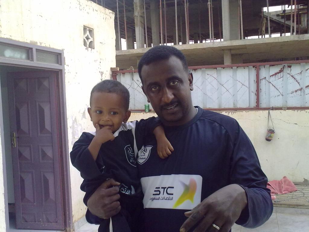 a_1947l's tweet photo. اخونا أرباب يمر بظروف حيث انه لم يستلم راتبه لمدة سنتين و فوق كذا عليه إيجار البيت

عشان لا يطول الكلام الجميع مابيقصر والان الكثير قدم مبلغ لسداد إيجار بيت ارباب وهو يستاهل واقسم بمن احل القسم اني اتمنى اساهم و ادفع مبلغ حتى ولو كان بسيط لاكن الدال على الخير كفاعله.
@Arbabismael https://t.co/XFF3lB50ms