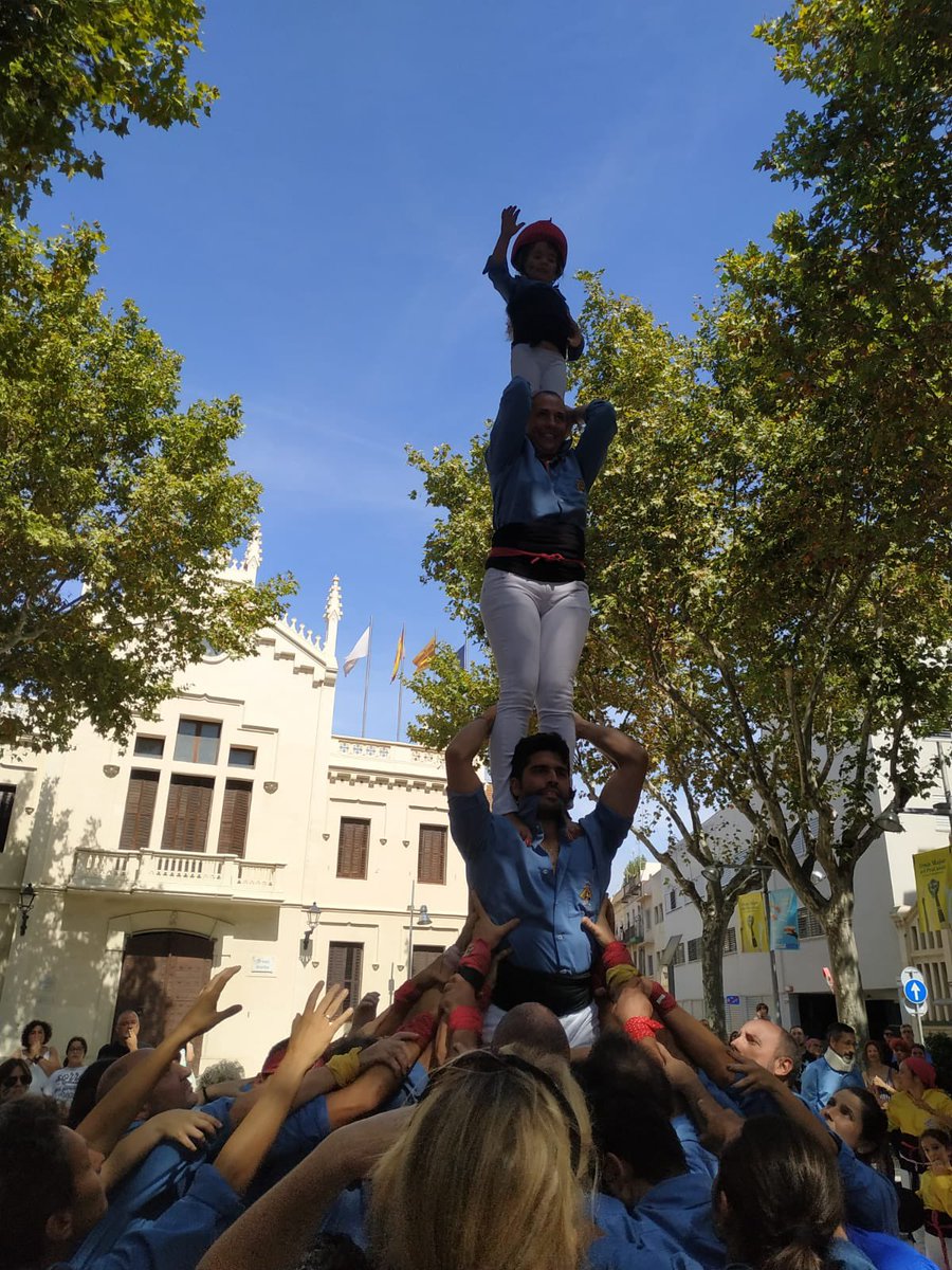 DMDavidMoreno's tweet photo. @CastellersPrat Permeteu-me, que se us ha caigut una foto. Ja que s’estrenava jo us cedeixo els drets d’imatge, que ja és per pensar malament. Deixeu-nos treure pit avui de l’estrena de casa! 😜 https://t.co/26MV92ulqg