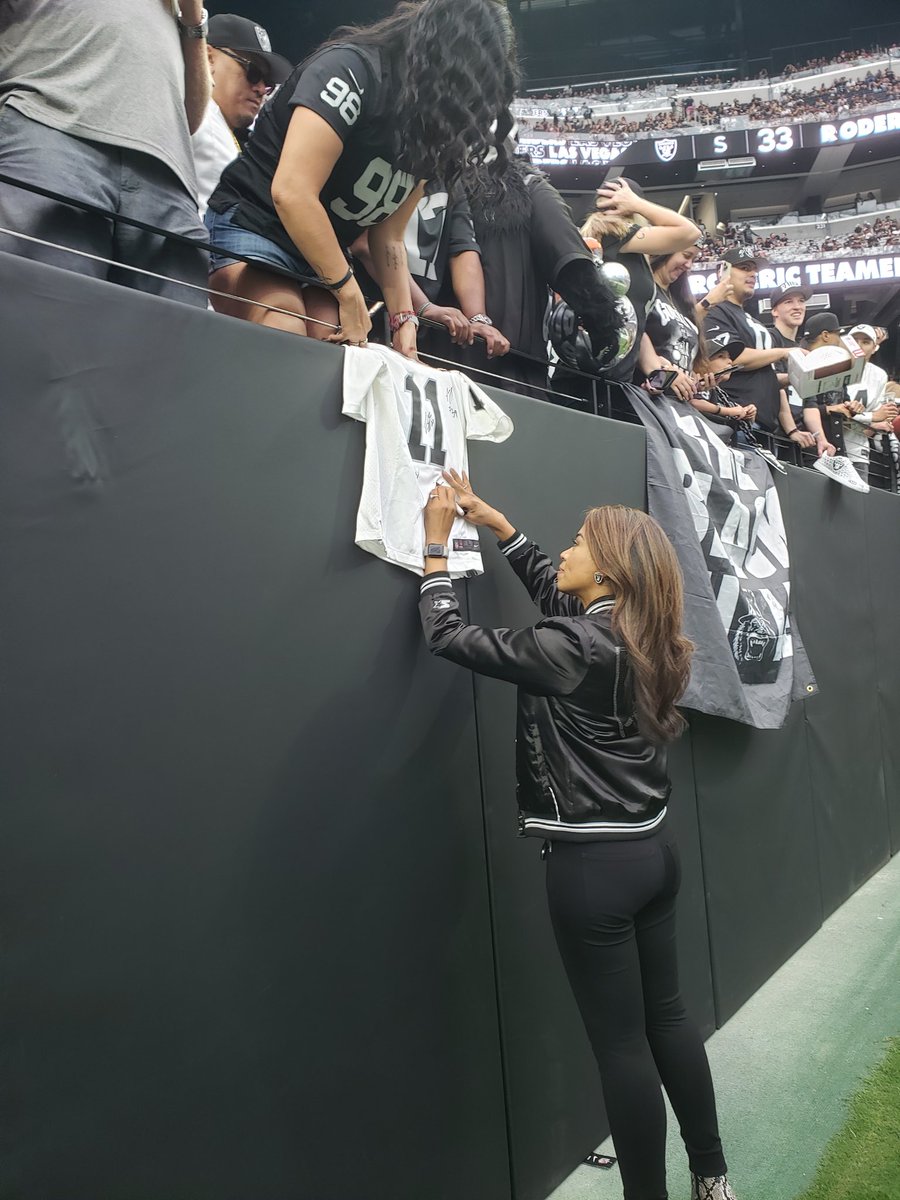 #Raiders President @SDMraiders1 signs for the fans...