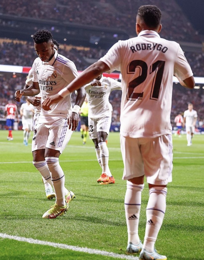 InvictosSomos's tweet photo. Y sí, Vinícius y Rodrygo bailaron en la cancha del Atlético de Madrid. Lo prometieron, lo cumplieron. LA FOTO. https://t.co/xDld1Y1TkJ