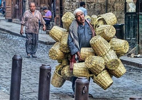 وإذا القلوب توكلتْ ما ضرَّها
            عُسر الحياة، وربُّها يكفيها