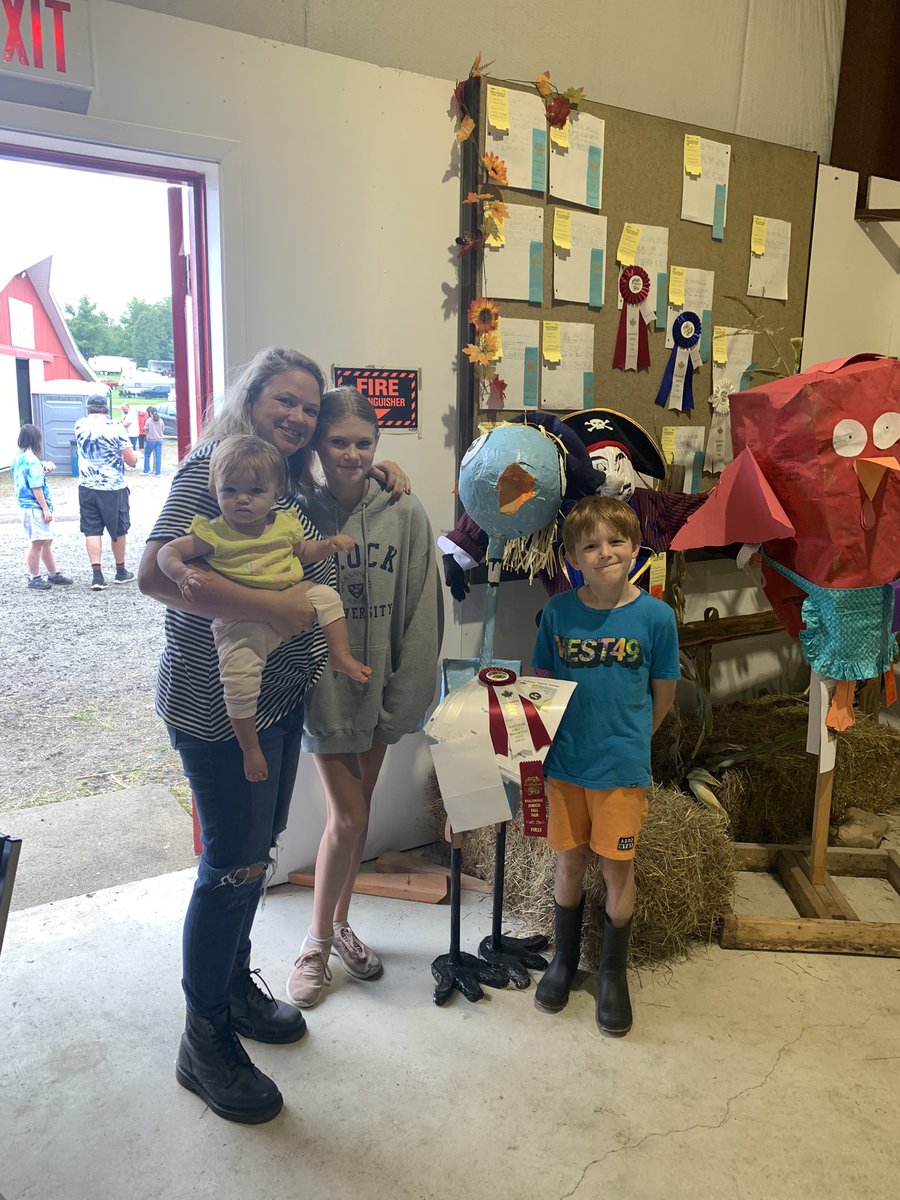 Checking out my <a href="/BracebridgePS/">Bracebridge PS</a> #kinderclass’ winning scarecrow! “Don’t let the pigeon be a scarecrow!”  #bpsproud #kinderfun