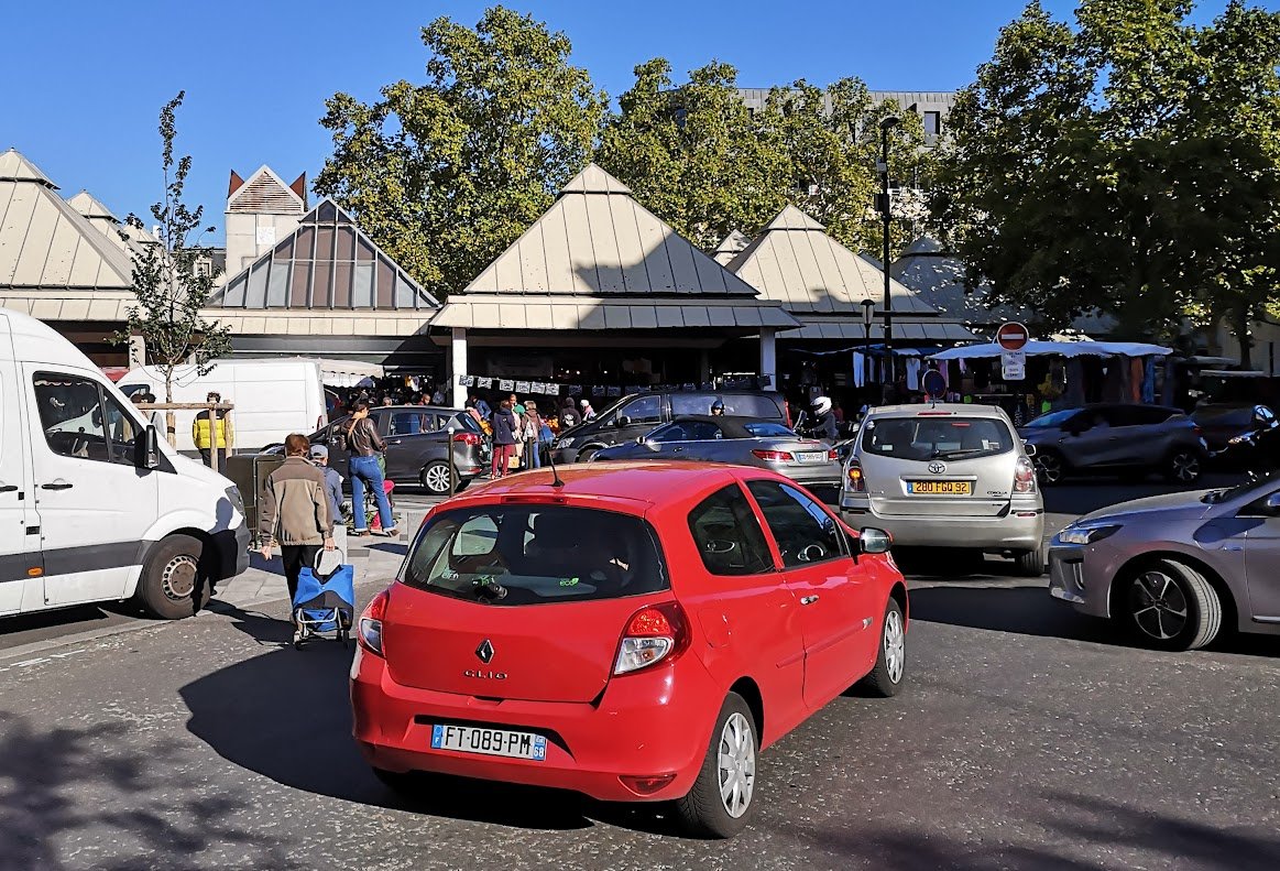 Comment savoir qu'une « zone de rencontre » est ratée ? 1/ Si ça resemble à une route bornée par des trottoirs, les automobilistes la traitent comme une route, les panneaux ça ne change rien. 2/ Il y a trop de voitures, car vous avez oublié de modifier le plan de circulation.