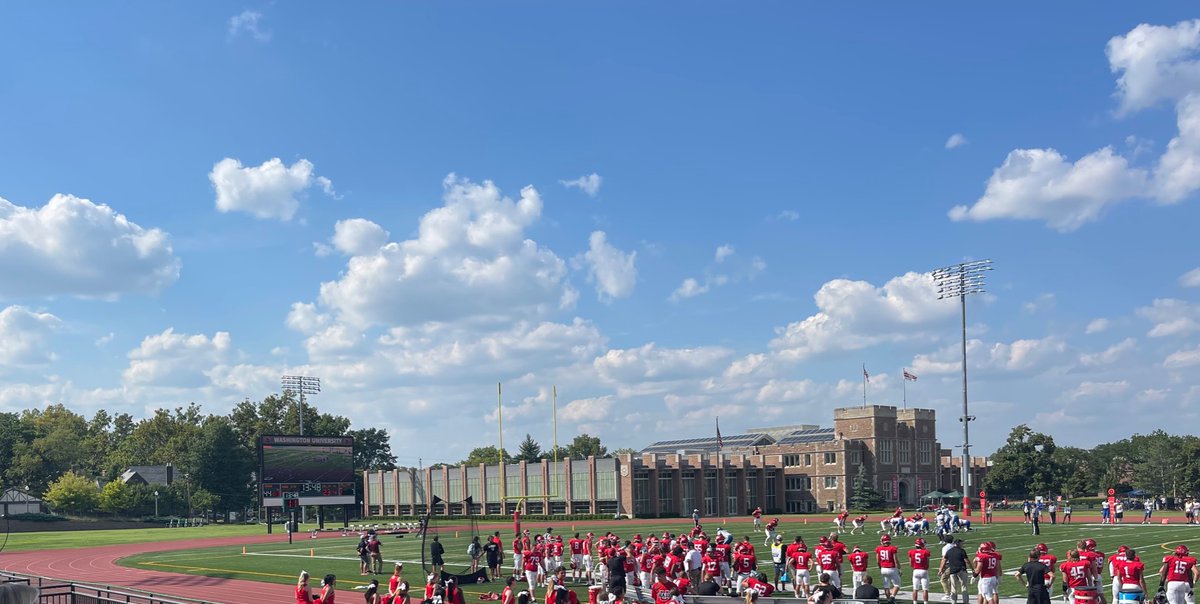 I had a great visit @washufootball thanks @MuellerFBCoach @CoachAaronKeen @kindboml for having me, I really enjoyed your decisive victory! And thanks for  explaining what my next steps are. It was also great fun to meet coach #BrockOlivo + some other recruits
#QBTom #gamedayvisit