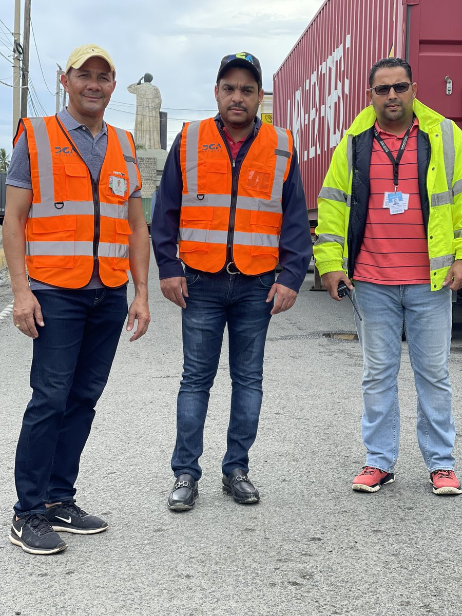 MiguelO44844573's tweet photo. Recorrido de supervisión Por el Puerto de Santo Domingo SanSouci ante El Paso de la la #TormentaFiona  con el Sub Director Operativo Angel Encarnacion y el Encargado de Seguridad del puerto Carlos Rodríguez # #AduanasRD @SanzLovaton @aduanard @eligiojaquez @DeligneAscenci2 https://t.co/6yUSI1RP3P