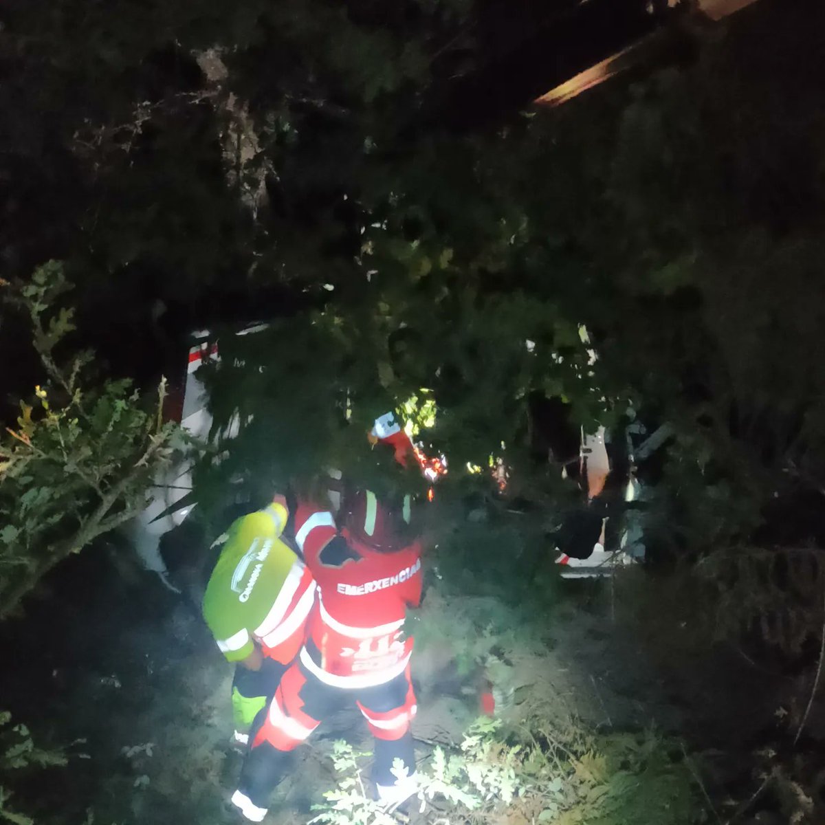 PC_ParadadeSil's tweet photo. No día de onte estivemos presentes no #XRallyOurenseRibeiraSacra - II Memorial Roberto Soto colaborando coa #EscuderíaLuintra  nos tramos de A Tapada - Luintra pola maña e Melias - Luintra pola tarde

#ProteccionCivil #vaiportirober
#emergencias #rally #ourense https://t.co/qf0Of0Hpot