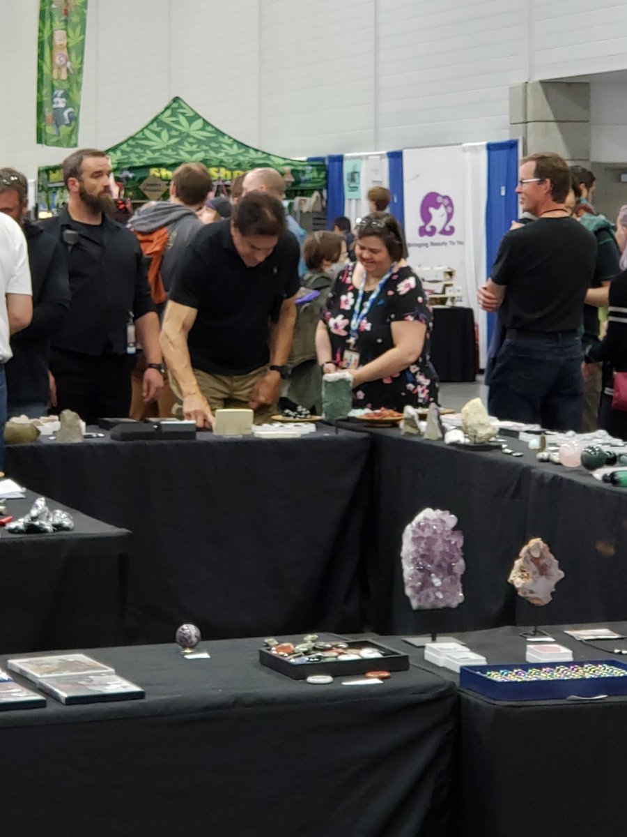 Eris_author's tweet image. Lou Ferrigno shopping near my booth! #coolbeans #EdmontonFanExpo