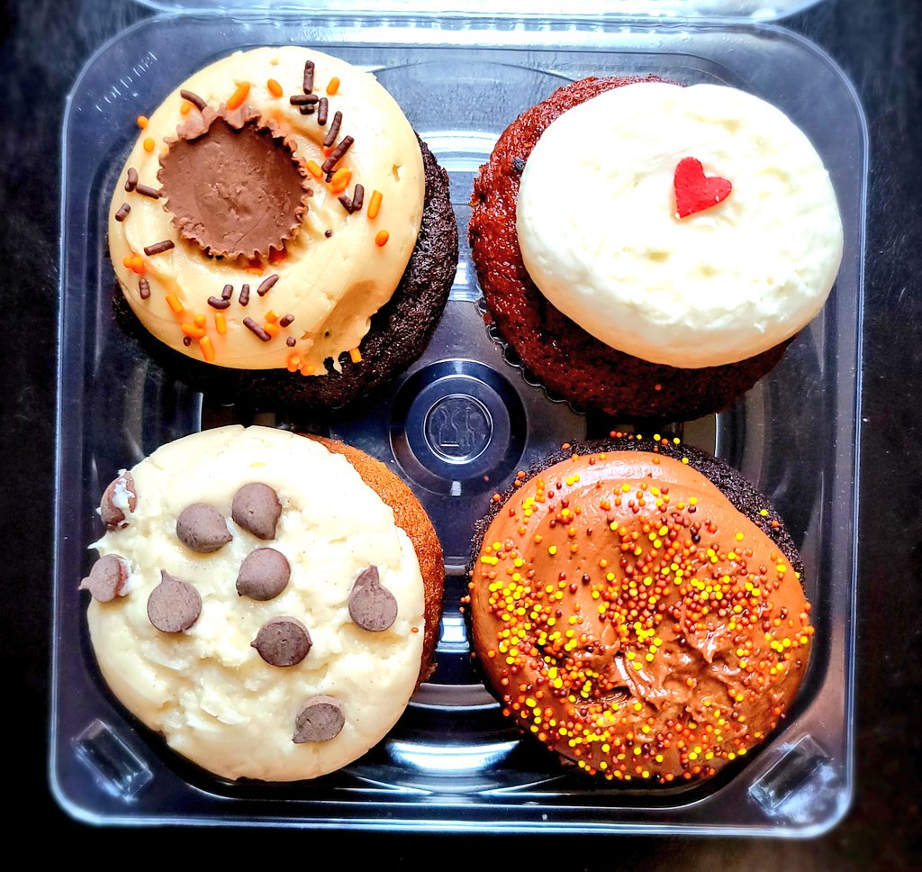 ...fried cauliflower and Old Bay fries from The Wing Kitchen and cupcakes from the BEST CUPCAKES in the world <a href="/CupcakeCarny/">Cupcake Carnivale</a>! What a beautiful day to be outdoors and supporting local. I also ran into <a href="/j_cohl/">John F⚡n Cohl</a> but we didn't take a picture 😆