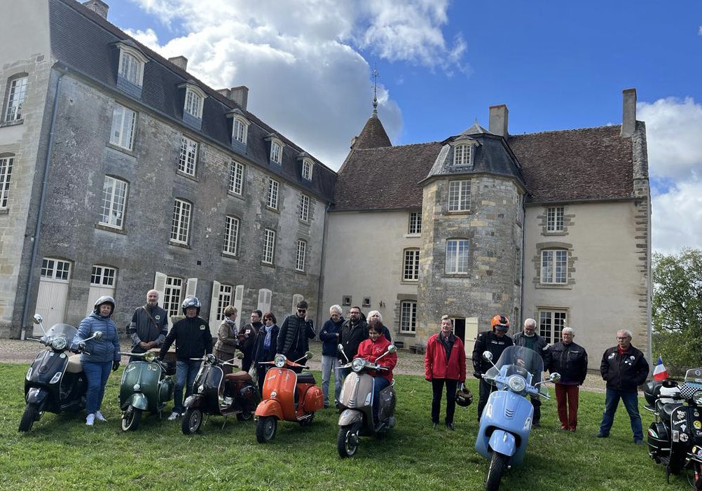 Dumphlun's tweet photo. Merci au #Vespa club de #Fourchambault d’avoir choisi @Dumphlun pour les #JourneesDuPatrimoine. Temps magnifique sur la #Nièvre pour ces @JEP 2022 deja pleines de souvenirs !
#Nièvre #Bourgogne #châteauxnivernais https://t.co/UTH8XbAxau