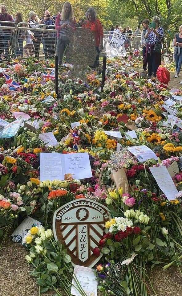 LeedsEverywhere's tweet image. A leeds crest in amongst her majesty’s tributes. #lufc #LeedsEverywhere