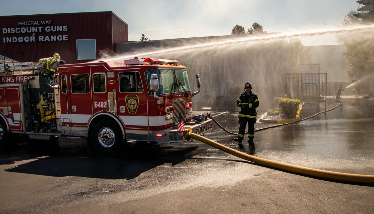 southsoundnews's tweet image. Couple more shots of @Southkingfire hard at work. Might not be the high heat we've experienced this summer, but the area is still very dry. #WaWx #firefighters #DeckGun #BrushFire @7thdistrictIAFF