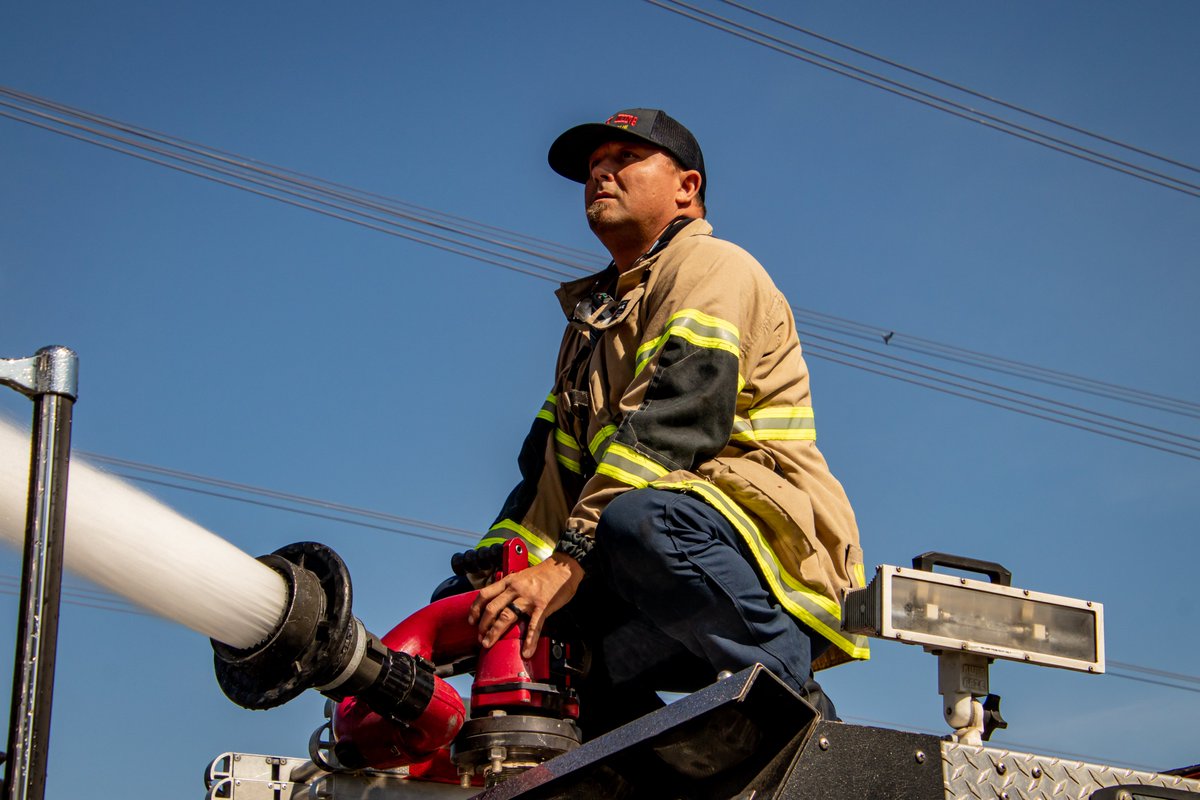 southsoundnews's tweet image. Couple more shots of @Southkingfire hard at work. Might not be the high heat we've experienced this summer, but the area is still very dry. #WaWx #firefighters #DeckGun #BrushFire @7thdistrictIAFF