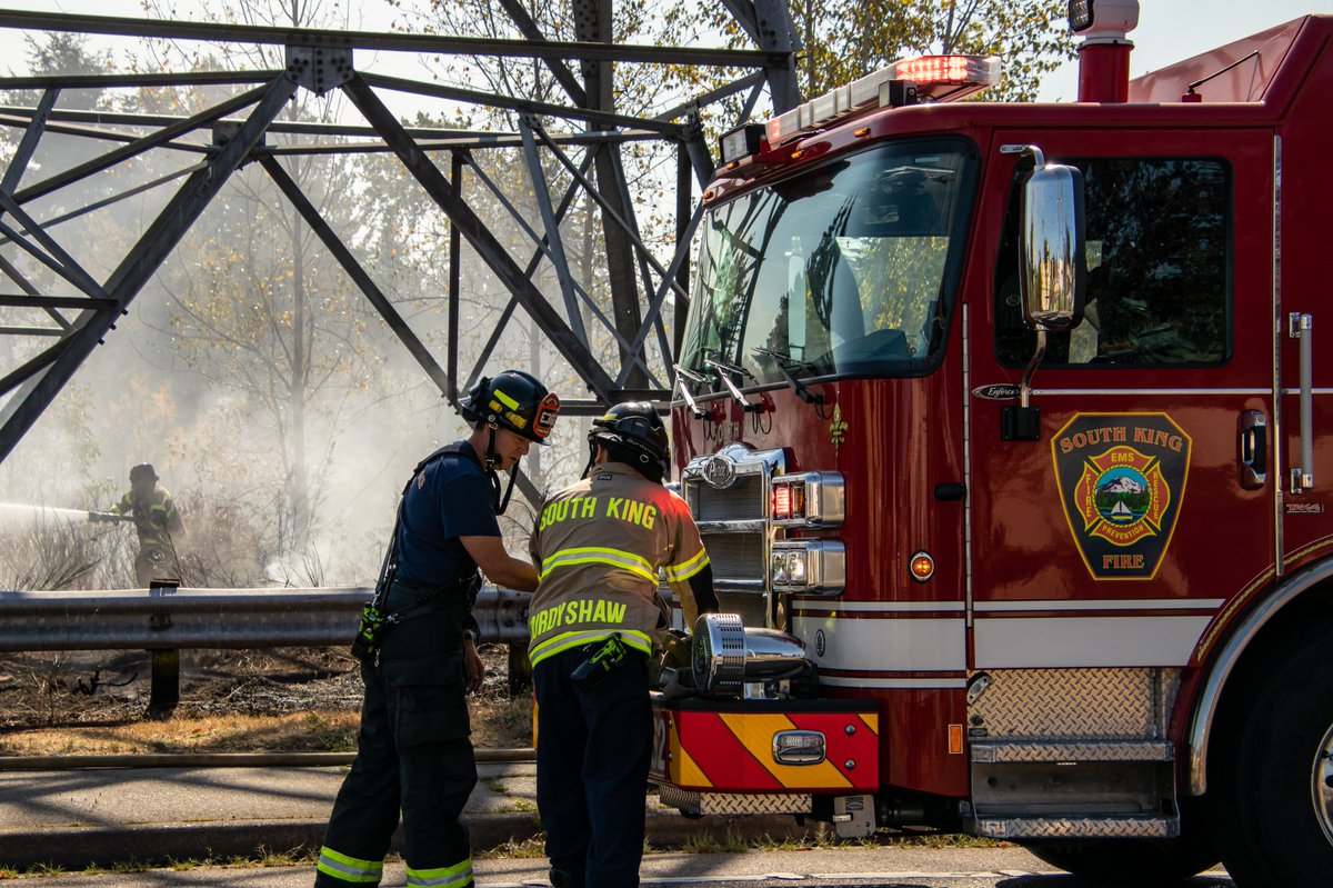 southsoundnews's tweet image. Couple more shots of @Southkingfire hard at work. Might not be the high heat we've experienced this summer, but the area is still very dry. #WaWx #firefighters #DeckGun #BrushFire @7thdistrictIAFF
