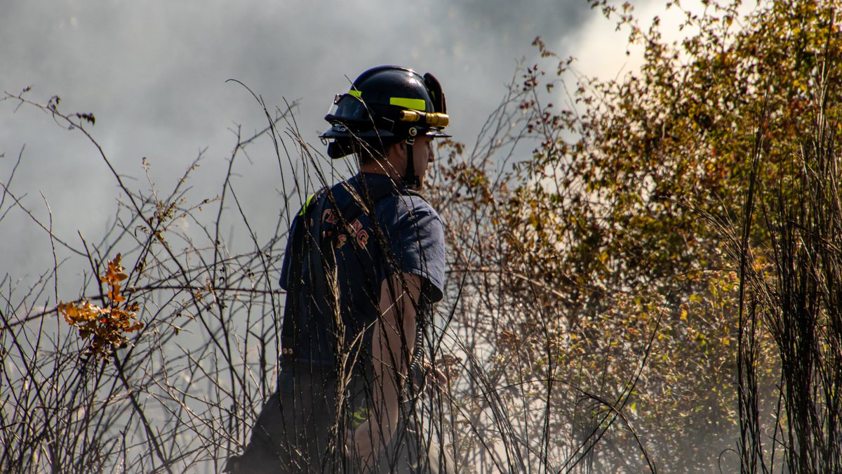 southsoundnews's tweet image. Couple more shots of @Southkingfire hard at work. Might not be the high heat we've experienced this summer, but the area is still very dry. #WaWx #firefighters #DeckGun #BrushFire @7thdistrictIAFF