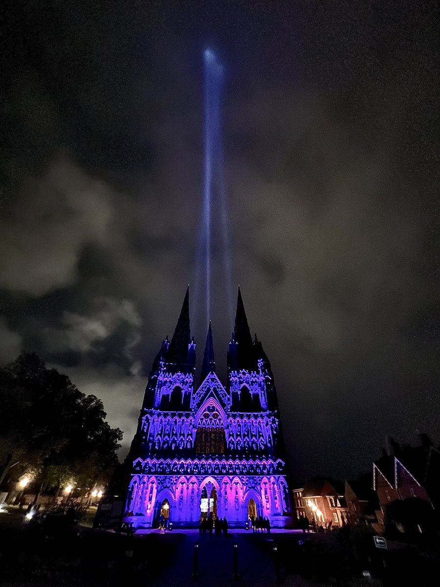 pwalkersculptor's tweet photo. #lightofhope @lichfieldcathedral on the evening when 96 bells rang in #vigil to #QueenElisabeth and hundred stood in perfect silence before the #cathedral - #lichfield at its best tonight @Lichfield_DC https://t.co/BSxTIASQQz