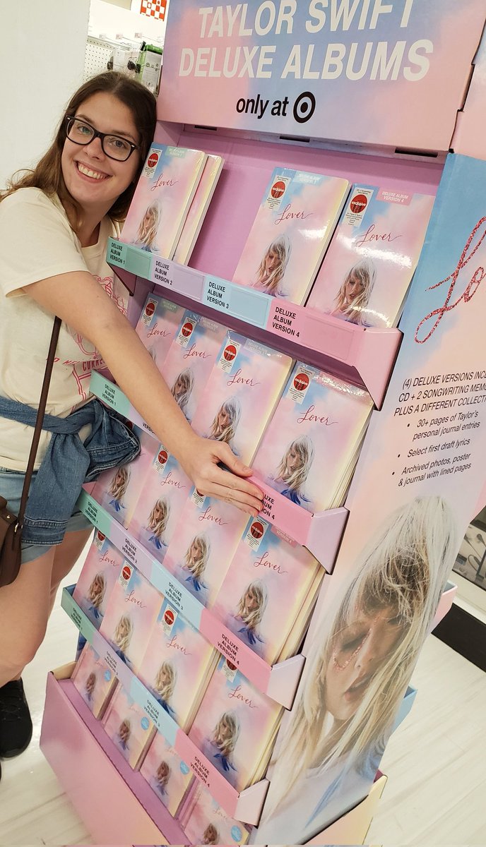 soitgoes_23's tweet image. My favorite era is Lover era 💕 I was living in the US and was able to attend release week and meet some of my friends and Taylor 🥰🥺 #storiesforswift