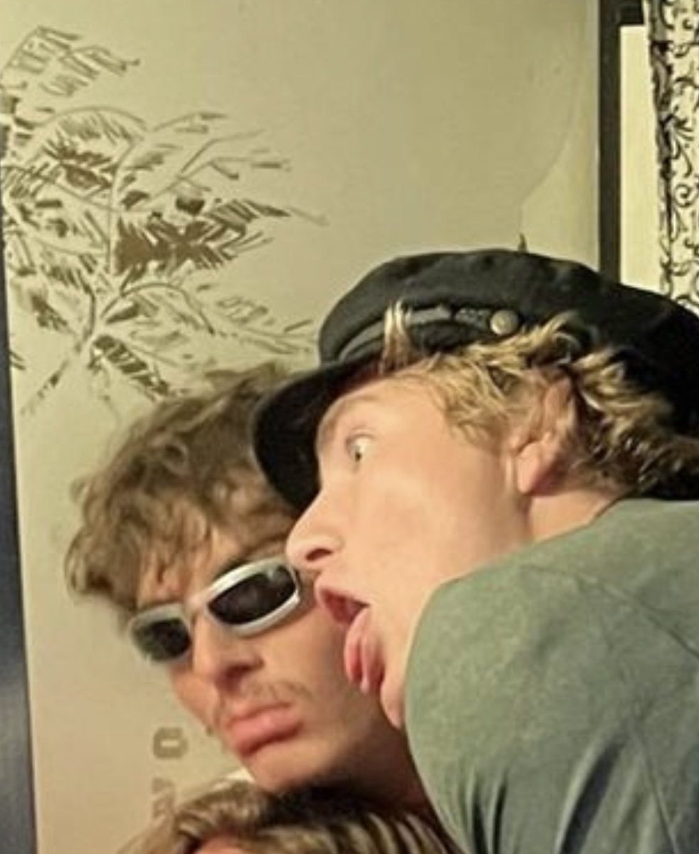 Loundrew4ever's tweet photo. your weird fits my weird <3 https://t.co/4hfVKek3Ik