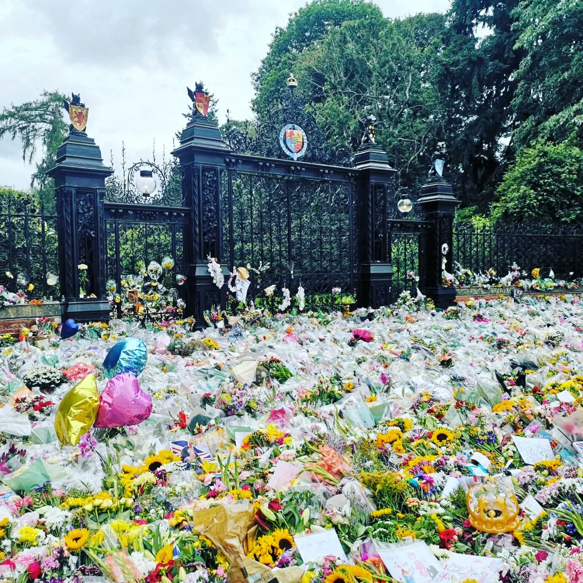 AlbertBrabant8's tweet image. Dad having served under her majesty the commander in chief, wished to pay his respects. So he with mum and the girls to a long drive up to the Sandringham Estate on Norfolk to lay some flowers and reflect. May you rest in eternal peace Ma'am #SandringhamEstate #QueenElizabeth