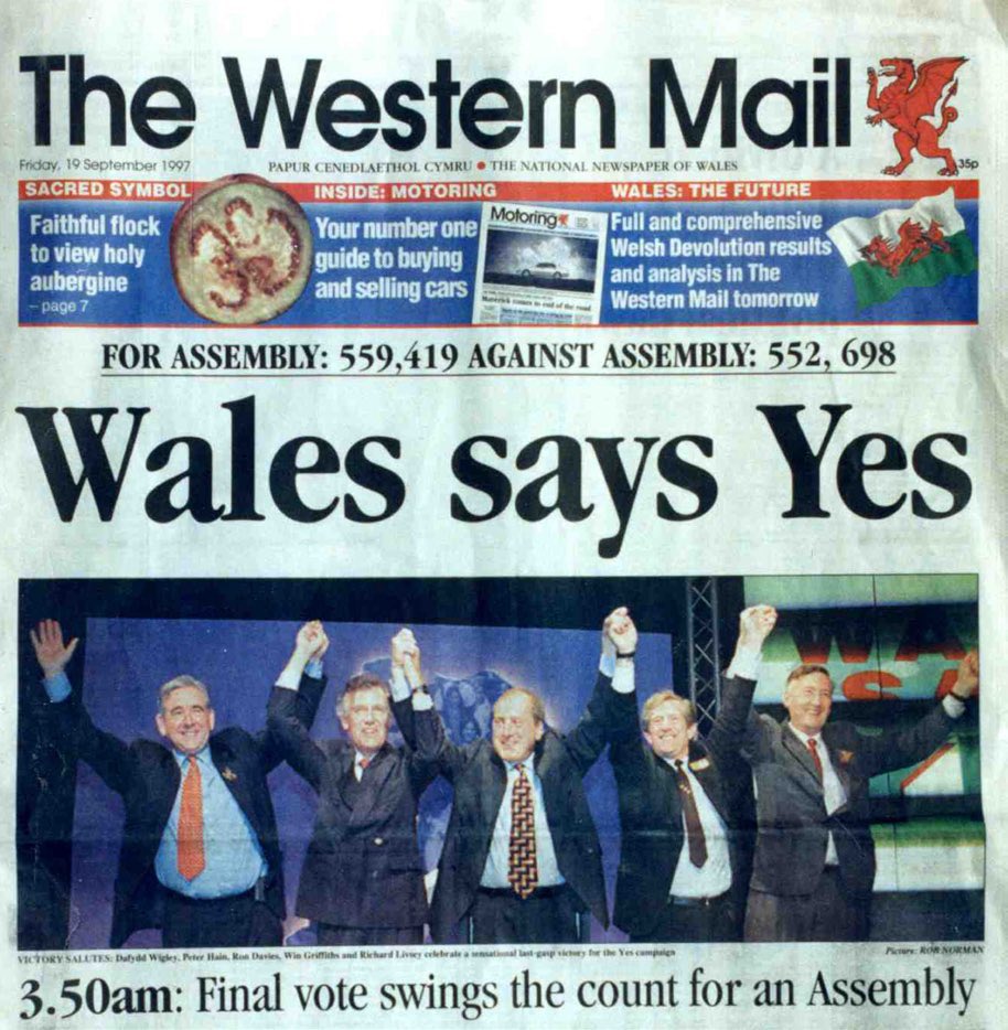 AnnaMcMorrin's tweet photo. 25 years ago. What an incredible campaign and night that was. #senedd #wales #devolution 🏴󠁧󠁢󠁷󠁬󠁳󠁿 https://t.co/gr7bfY81Vp