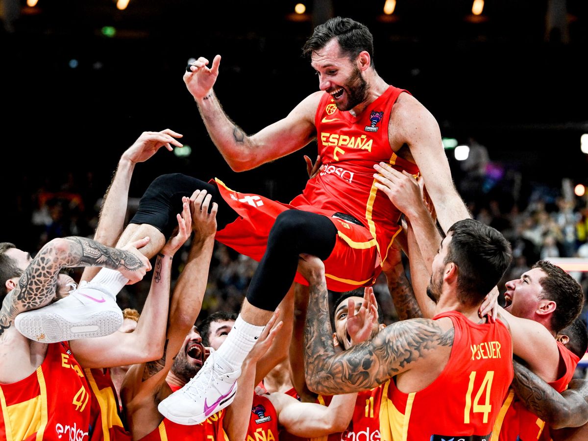 Info_Olimpica's tweet photo. ¡¡¡La selección española de baloncesto se proclama CAMPEONA DE EUROPA tras ganar a Francia 🇫🇷 en la final!!!

🏆 ¡Cuarto EuroBasket ♂️ para España 🇪🇦, 7 años después del último! https://t.co/rkcX3dCFIa