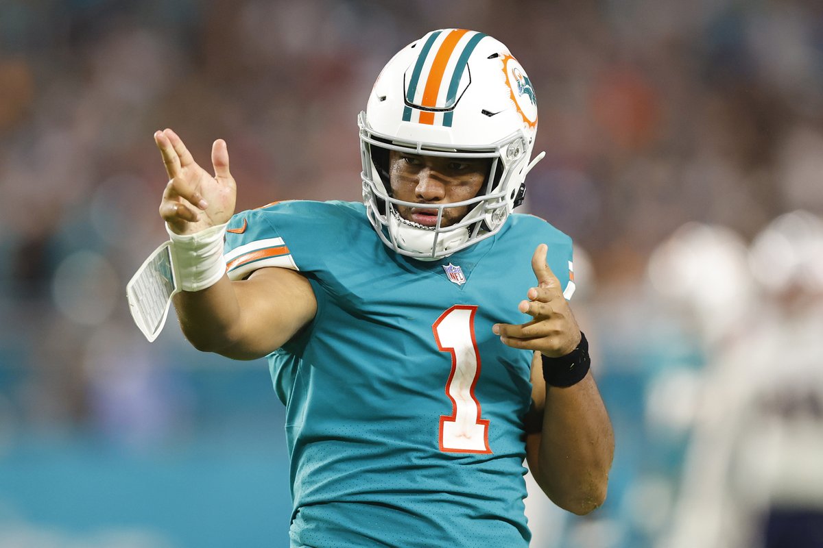 CBSSports's tweet image. Most TD passes in a game in @MiamiDolphins history:

Tua Tagovailoa          6
Dan Marino                6
Bob Griese                 6