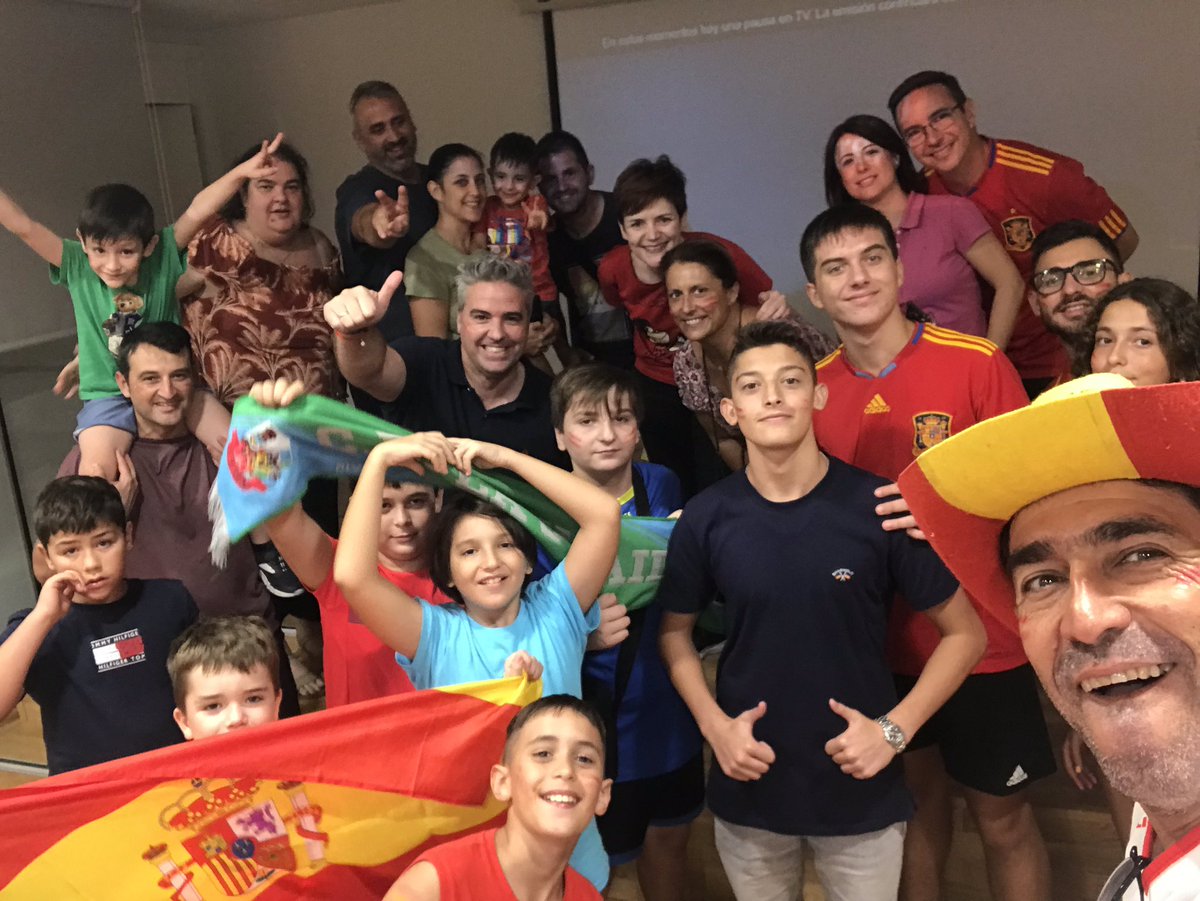 Siiiiii.... otra vez Campeones 🏀.... gracias a <a href="/ManuDxtJuventud/">Manuel Gonzalez Viator</a> y <a href="/ManuelJAlcalde/">Manuel Jesús</a> por su colaboración en esta gran fiesta del baloncesto 🇪🇸