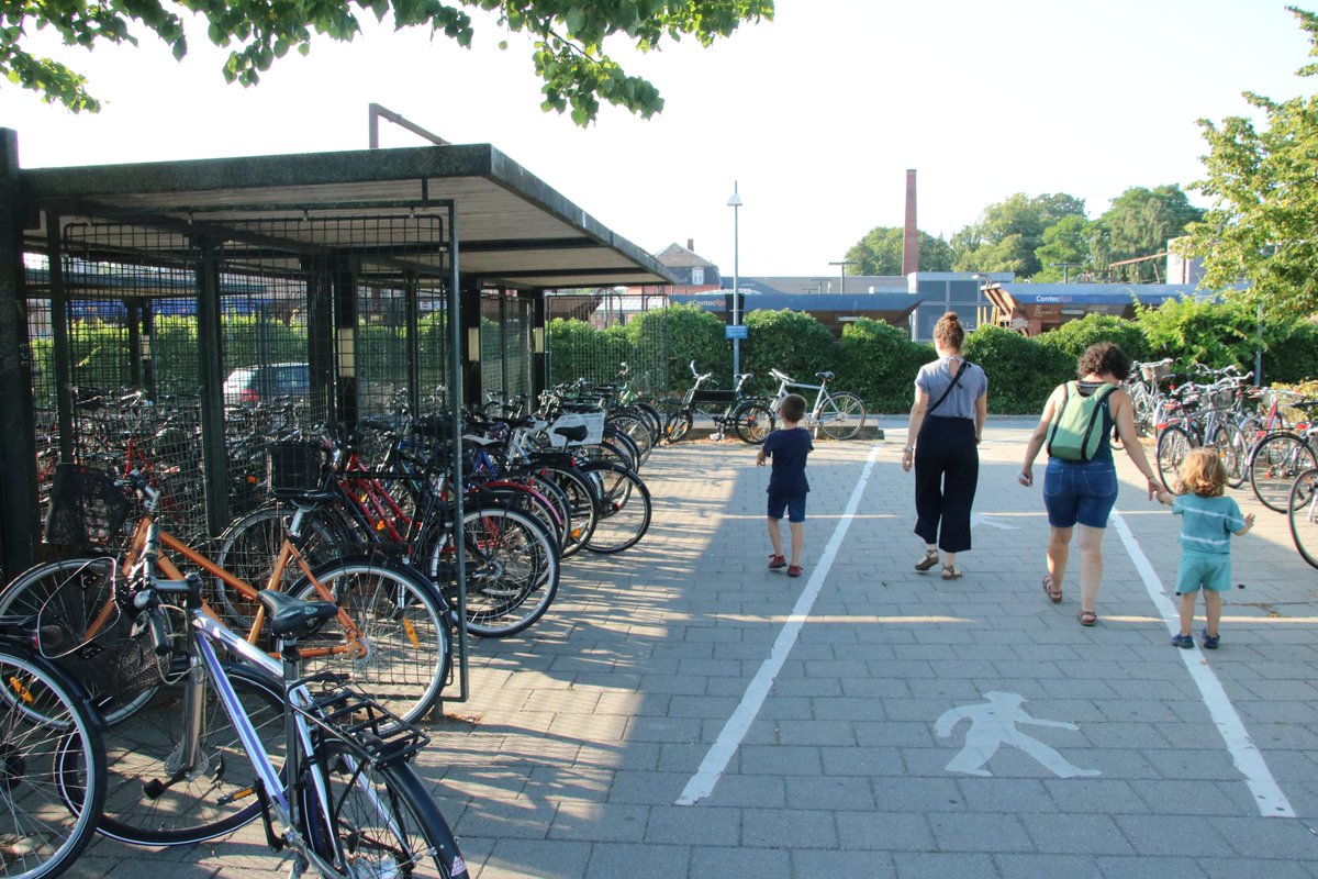 lluismarco_'s tweet photo. (1/2) Reptes en intermodalitat 🚈🚌🚴♂️:
Roskilde (Dinamarca):
👫46.701 habitants
📍34km de Copenhaguen
🚉Tren: 33 minuts exactes en tren-doble via fins CPH
🚲Aparcaments bici: tendint a infinit.
#moutecomcal https://t.co/iWC8nsUX6S