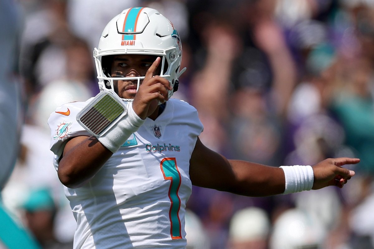 BleacherReport's tweet photo. Dolphins BIG 3 🐬

Tua:

36/50
469 YDS
6 TD
2 INT

Tyreek:

11 REC
190 YDS
2 TD

Jaylen:

11 REC
171 YDS
2 TD https://t.co/cGRspN8lZ7