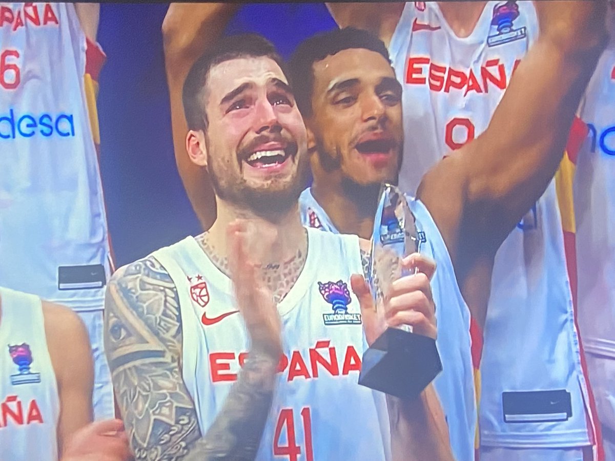 ferminrodriwez's tweet photo. Juancho, MVP de la final, llora mientras le dan el MVP del Campeonato a su hermano Willy!!! Joder, queréis que nos de algo😍😍😍😍😍😍😍😍😍😍😍😍😍😍😍😍 https://t.co/TbCGHBLsIf