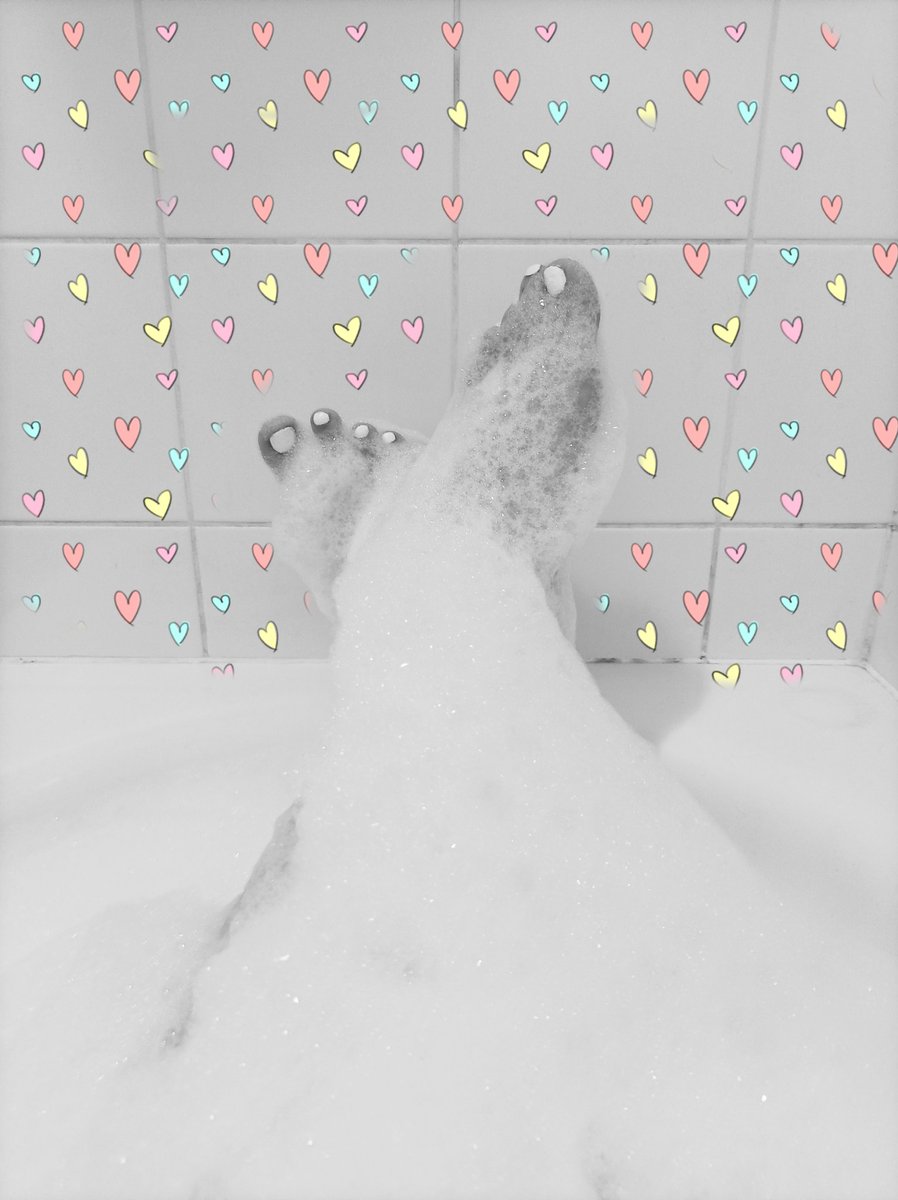 Wie gerne würden jetzt die ganzen Looser bei mir sein 😂😈 genießt den Anblick Sklavenvolk
#sklaven #sklave #Zahlnutte #zahlsklave #geldsklave #findom #feet #füße #socken #sockenfetish #nylons