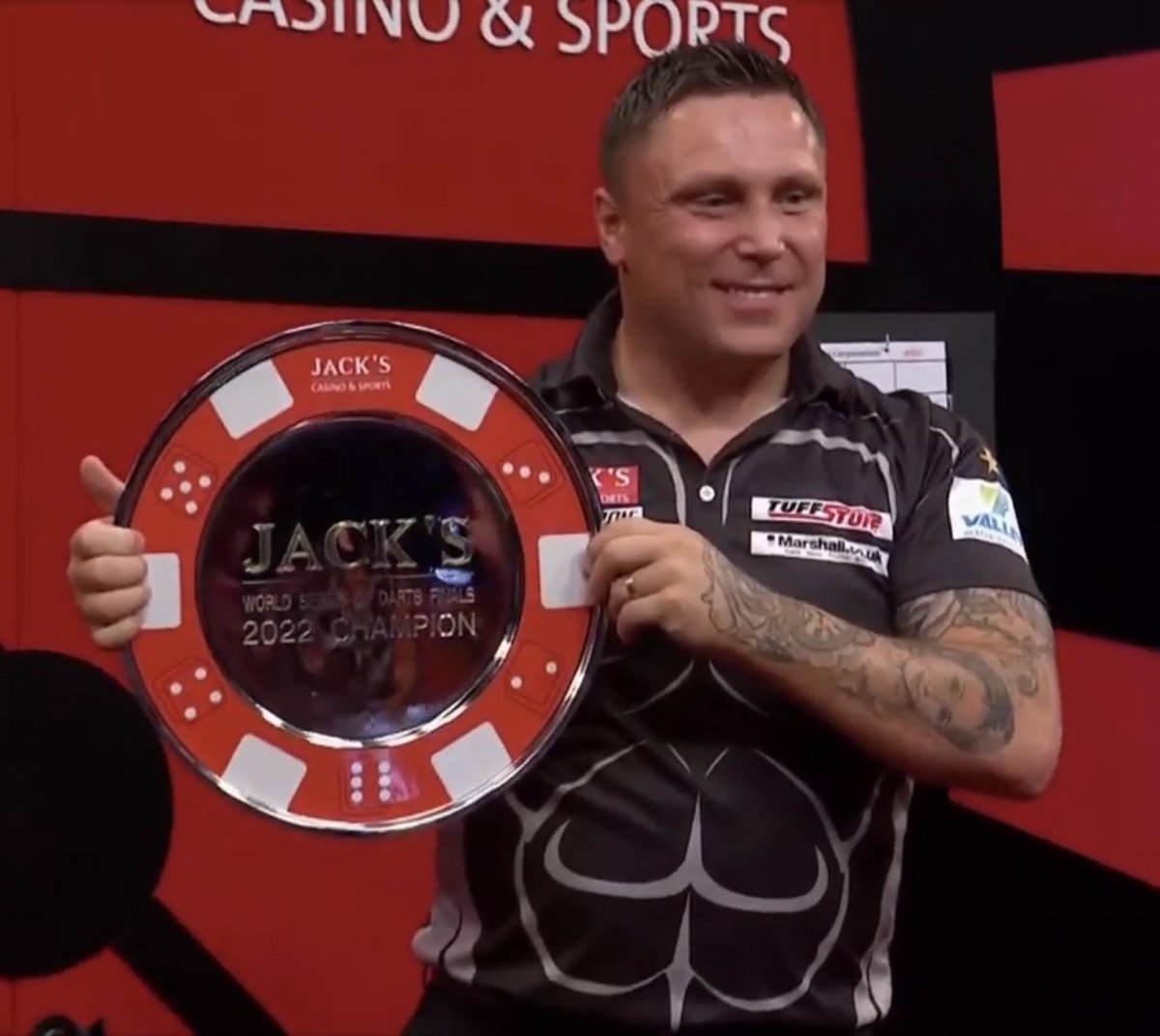 DartsCymru's tweet image. 🏴󠁧󠁢󠁷󠁬󠁳󠁿 𝗣𝗿𝗶𝗰𝗲 𝘄𝗶𝗻𝘀 𝗪𝗼𝗿𝗹𝗱 𝗦𝗲𝗿𝗶𝗲𝘀 🏆 

Gerwyn Price wins a dramatic last leg decider to beat Dirk Van Duijvenbode 11-10 &amp;amp; secure the World Series Crown! 

It’s his 2nd World Series of Darts Finals title &amp;amp; his 27th PDC title! 

Llongyfarchiadau mawr Gezzy! 💪🏼

🎯🏴󠁧󠁢󠁷󠁬󠁳󠁿
