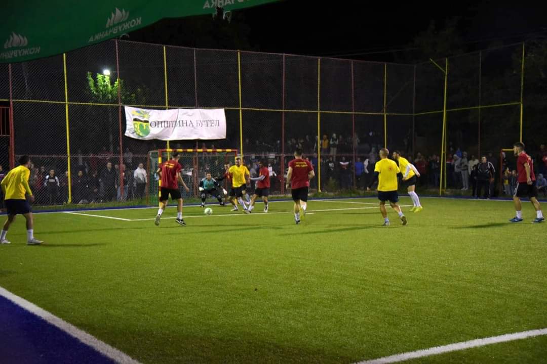 Вечерва во Љубанци на фудбалскиот турнир на новото игралиште кое беше ветување за љубанчани.

Нека се користи за убави настани.