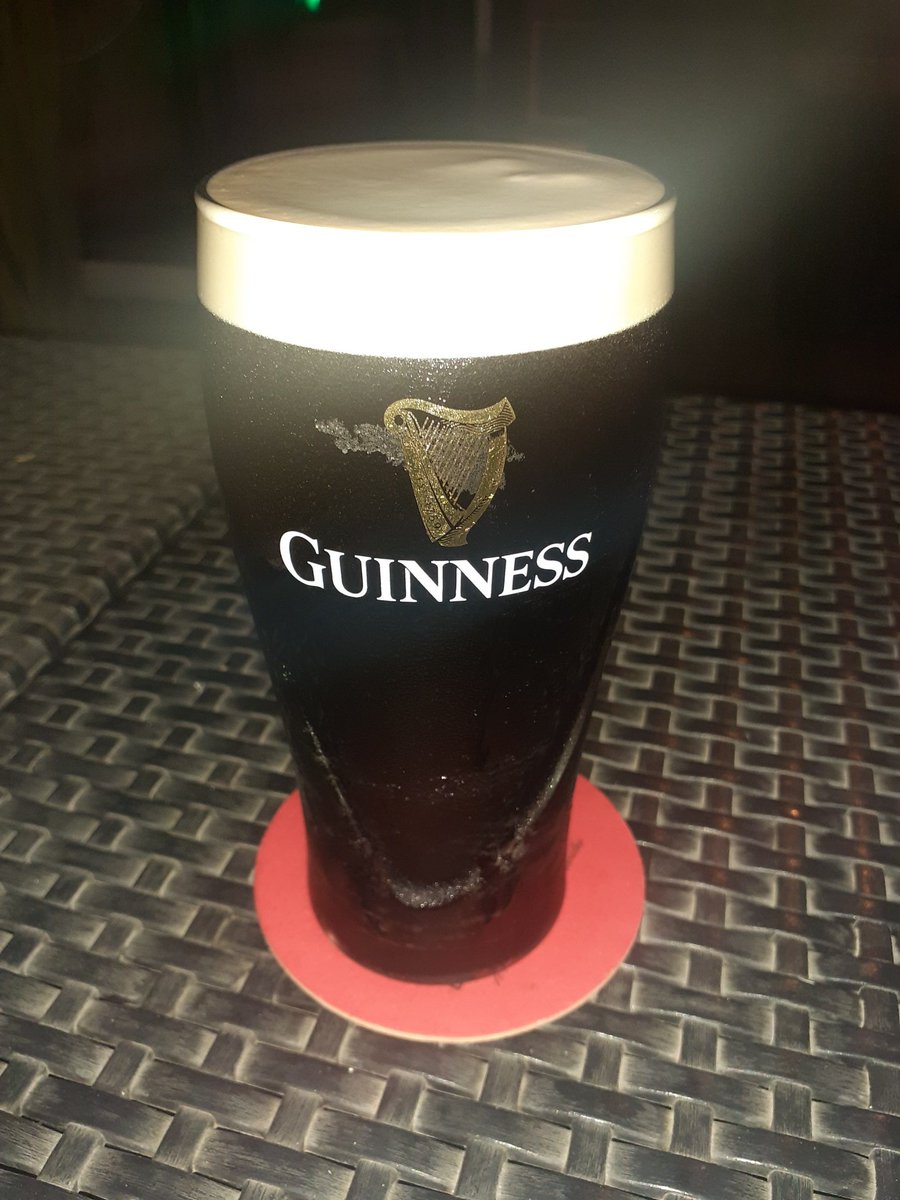 Beauty in a glass,plus the Madrid derby on the telly.@GuinnessIreland a #pintofplain in #Spain #DublinPub #Torrevieja @MusicTimmy @ZenithCR good rock music in this bar as well 🎶🎶