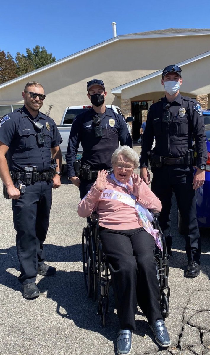 RioRanchoPD1's tweet photo. Happy 101st Birthday to Mrs. Odean Dale! RRPD was honored to share in your special day! 🌺 Please join us is sending Mrs. Dale birthday wishes! https://t.co/OppWJ23KvJ