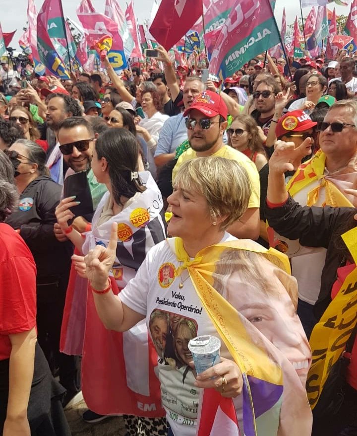caemartins's tweet photo. Um dia de renovar todas as forças e lá estava o #TimeDaLu13601 
Com a @lucarminatti seguimos na luta diária para a vitória no 1° Turno e levar @deciolimapt e @biavargas40 para o 2° Turno e reconstruir SC https://t.co/nTvsnFmBOt