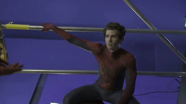 A PIC OF ANDREW GARFIELD ON THE NWH SET JUST LEAKED