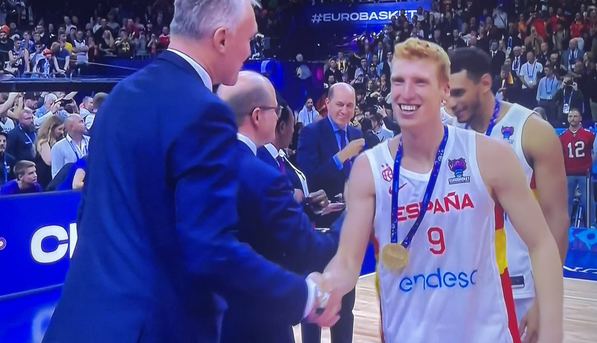 ▶️ El base malagueño ALBERTO DIAZ de <a href="/unicajaCB/">UnicajaCB</a> logra en Berlin el Eurobasket tras ganar en la final a Francia. Tremendo torneo el suyo. Enhorabuena! 🏀🏆🇪🇸