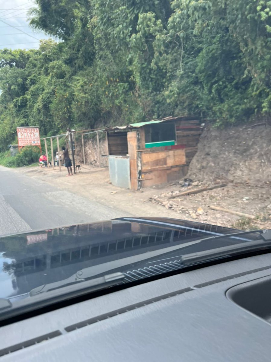 rcamachovzla's tweet photo. Denuncian q hoy volvieron a armar la estructura y siguen con la construcción ilegal e invasión en la carretera Petare Santa Lucía a pesar de q la @PolisucreOficia y la alcaldía de Sucre lo habían impedido https://t.co/JmAQbG52bp