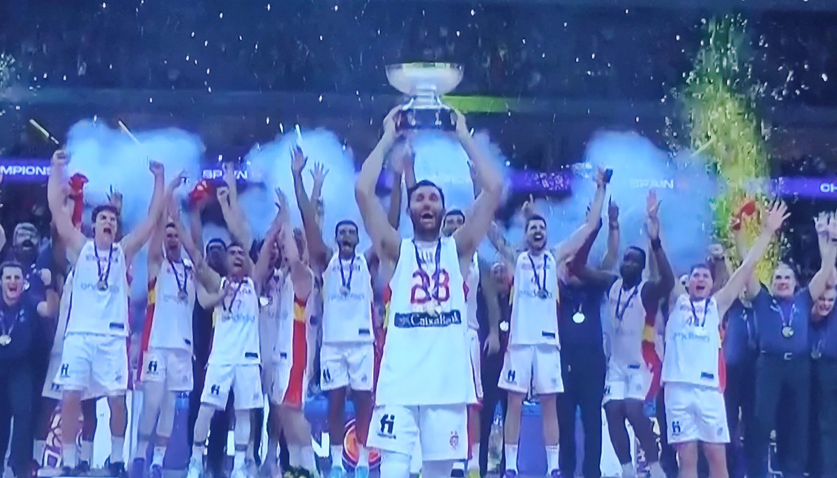 El detallazo de Rudy poniéndose la camiseta de Llull y sus lágrimas después de un año muy duro para él.

Gracias capitán.