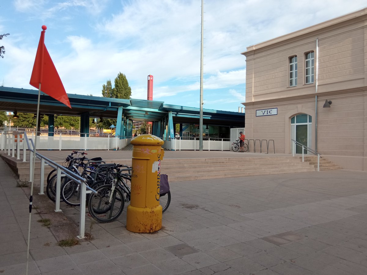 lluismarco_'s tweet photo. (2/2) Reptes en intermodalitat 🚈🚌🚴♂️:
Vic (Catalunya):
👫46.214 habitants
📍73km de BCN
🚉Tren: 1h17' minuts teòrics- via única fins BCN-32 trens (vs 80 Roskilde)
🚲Aparcaments bici: unes 20 bicis
#moutecomcal però calen polítiques fermes i decidides no només a nivell local. https://t.co/0tE6dIra2O