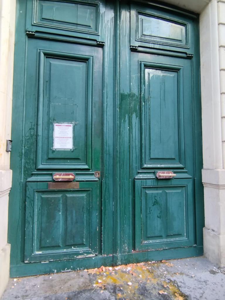 Armenian vandalism, terrorist aggression continues!Footage of the Armenian attack against the Azerbaijani embassy located in Paris, France.Does self-proclaimed Democrat #Speaker Pelosi not see this?Or is #Pelosi's democracy supporting terrorism?
#StopArmenianAggression 
#NoPelosi