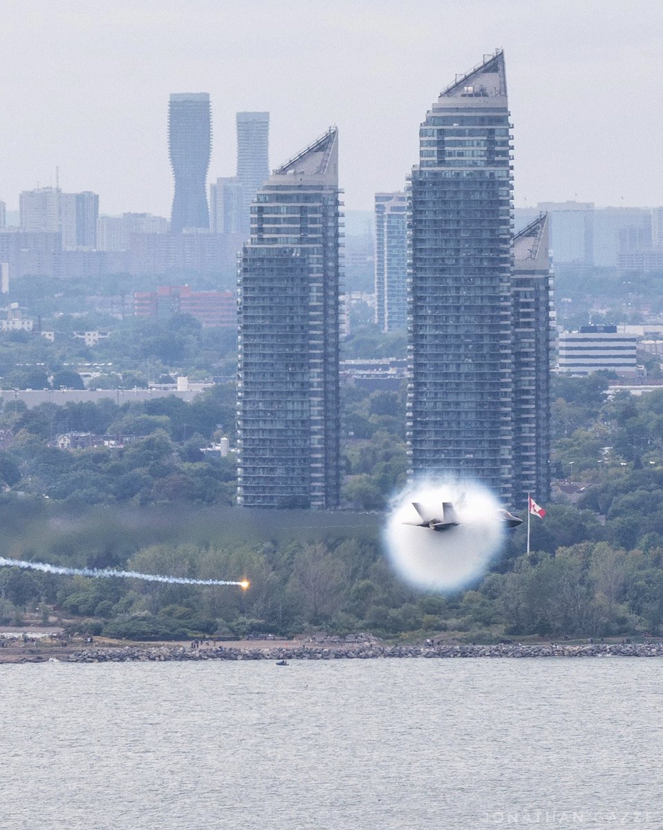 Jgazze's tweet photo. Sonic boooom! F35 demo team finished off the weekend with a bang! Epic end to the Canadian International Air Show 2022! #CIAS #CIASToronto #explace #letsgototheex https://t.co/dsTC2tlhZd